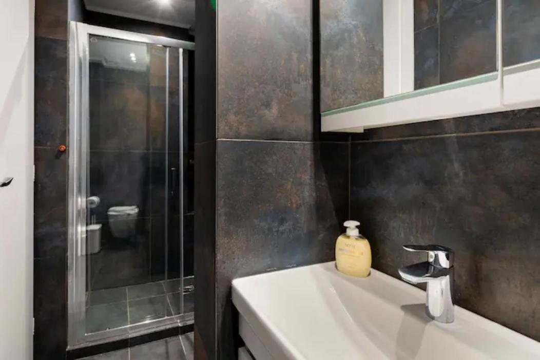 Βright Walled Designed Apt In Glyfada Center Athens Exterior photo