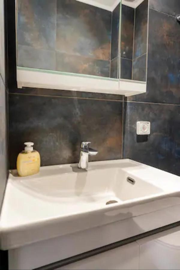 Βright Walled Designed Apt In Glyfada Center Athens Exterior photo